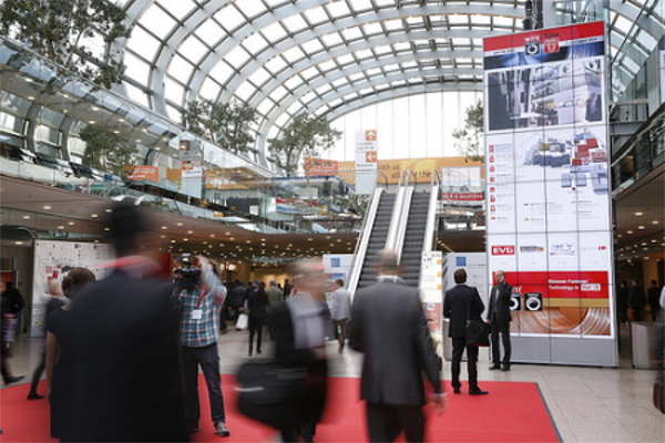 Videowall Messe Duesseldorf im Hallendurchgang